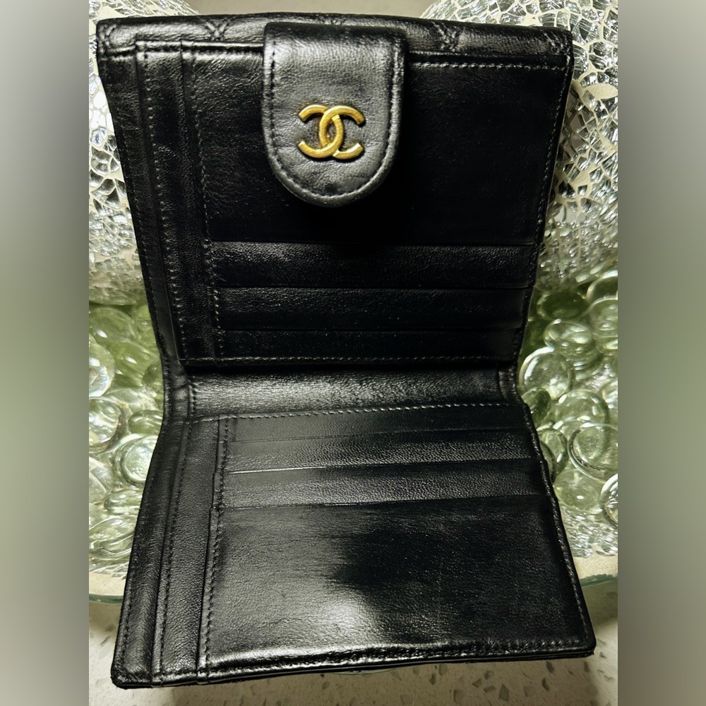 Chanel Black Vintage quilted Compact Wallet with Gold Logo (COA) included! - Picture 4 of 13